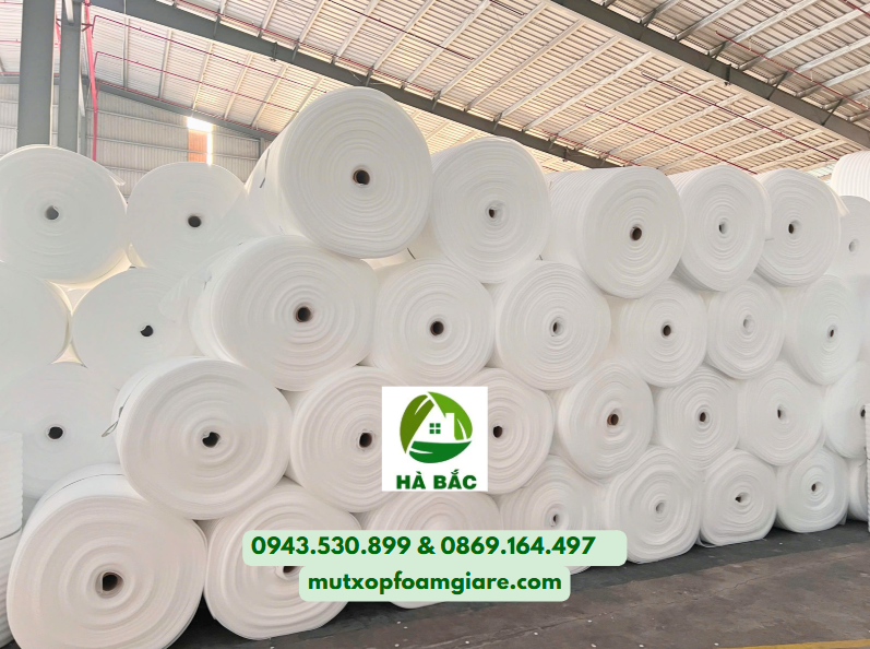 Mua PE Foam 5mm làm balo túi xách ở đâu giá rẻ chất lượng ? Trong ngành sản xuất balo, túi xách PE Foam 5mm là vật liệu quan trọng làm tăng độ bền, giữ form sản phẩm và bảo vệ đồ dùng bên trong.
