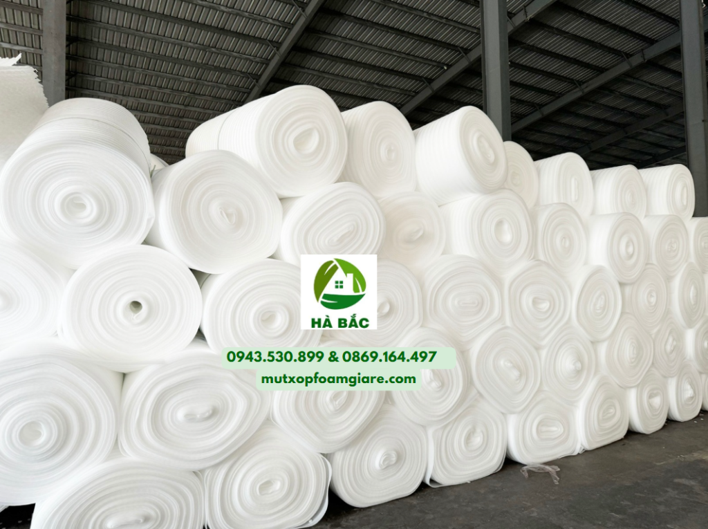 Cuộn Foam dày 3mm được sản xuất với chất liệu hạt nhựa PE, có độ đàn hồi cao, nhẹ, không thấm nước và an toàn cho sức khoẻ người dùng.