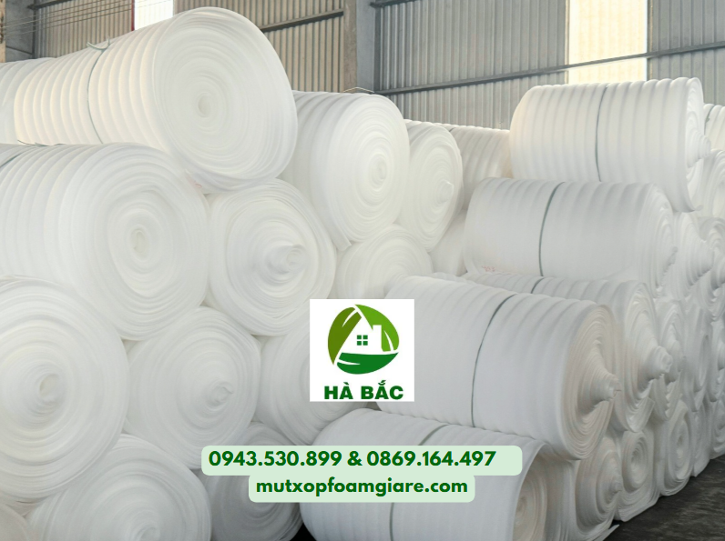 Cuộn xốp màu trắng tại Hiệp Thành, Quận 12 - địa chỉ mua hàng tại nhà máy uy tín giá sỉ Cuộn xốp màu trắng tại Hiệp Thành Quận 12 là loại xốp mút pe foam hay còn gọi là xốp EPE có tính chất dai mềm, đàn hồi, khó rách.