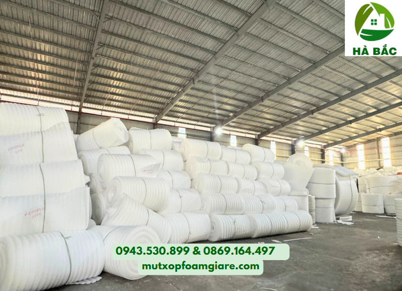 Cuộn xốp màu trắng tại Hiệp Thành, Quận 12 - địa chỉ mua hàng tại nhà máy uy tín giá sỉ Cuộn xốp màu trắng tại Hiệp Thành Quận 12 là loại xốp mút pe foam hay còn gọi là xốp EPE có tính chất dai mềm, đàn hồi, khó rách.