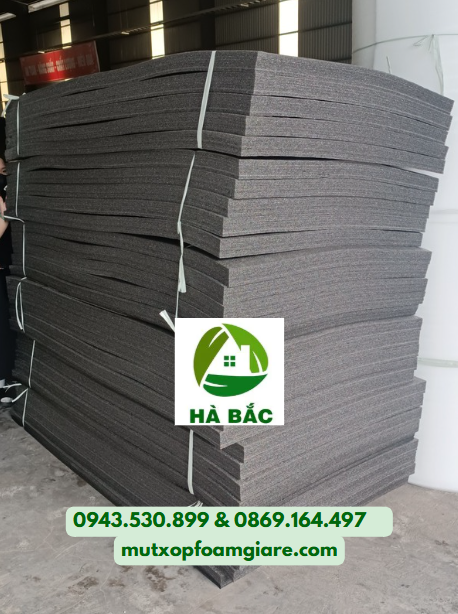 Màng foam màu đen là loại màng đc làm từ nhựa PE chất lượng cao, có màu đen. Nhờ cấu trúc bọt khép kín, loại màng này có độ mềm dẻo.